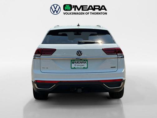 Pure White 2022 Volkswagen Atlas Cross Sport 3.6L V6 SE w/Technology