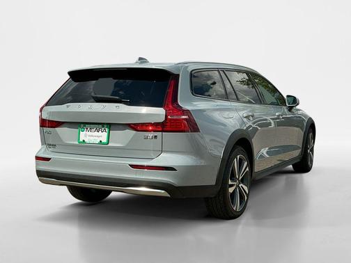 2024 Volvo V60 Cross Country B5 Plus
