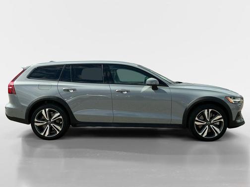 2024 Volvo V60 Cross Country B5 Plus