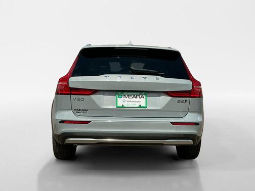 2024 Volvo V60 Cross Country B5 Plus