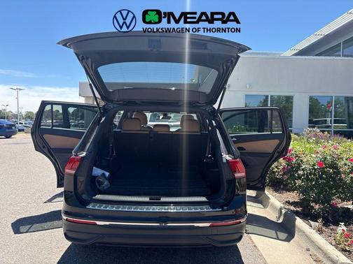 Deep Black Pearl 2022 Volkswagen Tiguan 2.0T SE