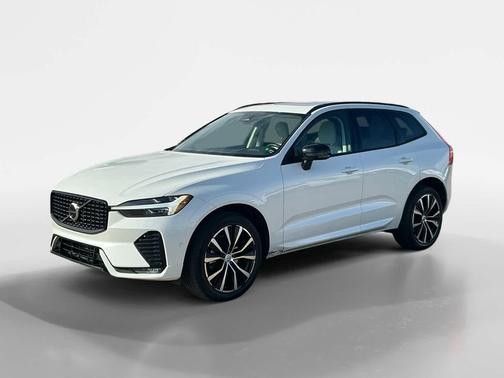 Crystal White Metallic 2023 Volvo XC60 B5 Plus Dark Theme