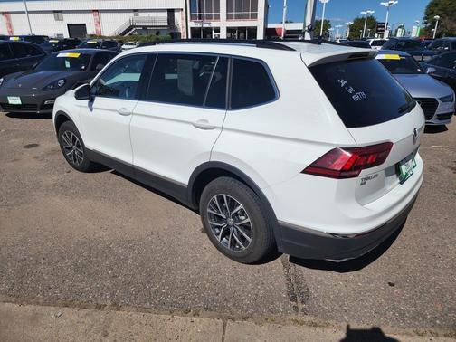 Photo 4 of 19 of 2020 Volkswagen Tiguan 2.0T SE