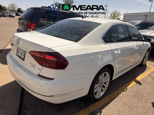 Pure White 2017 Volkswagen Passat 1.8T SE w/Technology