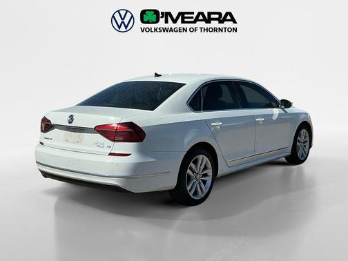 Pure White 2017 Volkswagen Passat 1.8T SE w/Technology