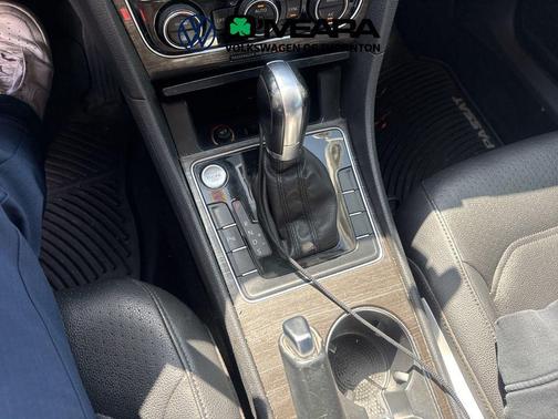 Pure White 2017 Volkswagen Passat 1.8T SE w/Technology