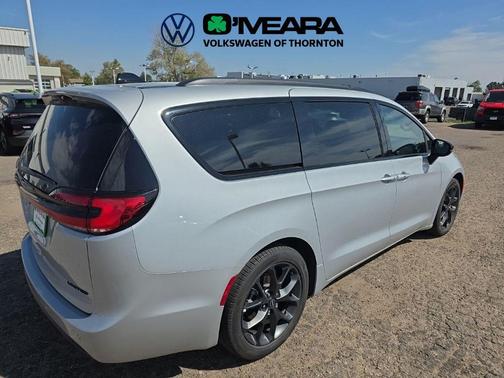 Silver Mist Clearcoat 2026 Chrysler Pacifica Limited
