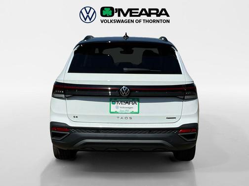 Pure White w/Deep Blk Rf 2026 Volkswagen Taos SE Black