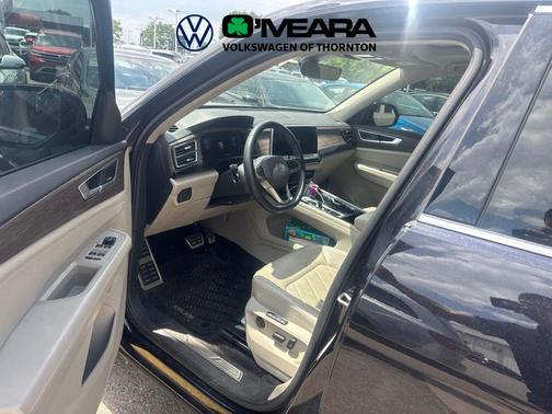 Deep Black Pearl 2024 Volkswagen Atlas 2.0T SEL Premium R-Line