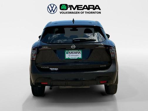 Super Black 2025 Nissan Kicks SV