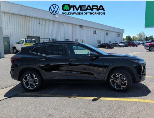 Mosaic Black Metallic 2024 Chevrolet Trax LT