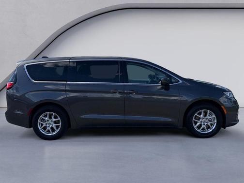 Granite Crystal Clearcoat Metallic 2023 Chrysler Pacifica Touring-L