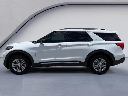 White 2022 Ford Explorer XLT