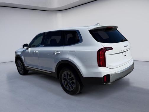 Glacial White Pearl 2024 Kia Telluride LX