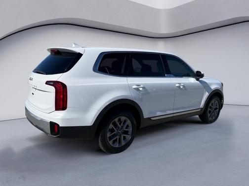 Glacial White Pearl 2024 Kia Telluride LX