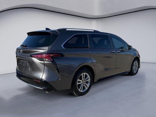 2023 Toyota Sienna Platinum 7 passenger