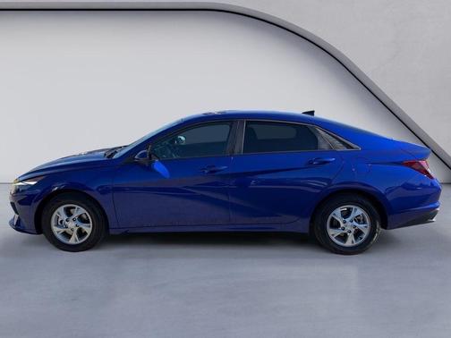 2022 Hyundai ELANTRA SE