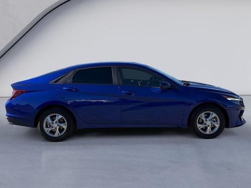 2022 Hyundai ELANTRA SE