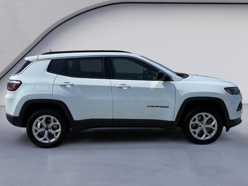Bright White Clearcoat 2024 Jeep Compass Latitude