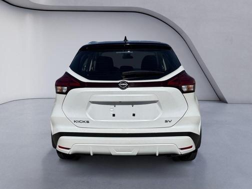 Aspen White / Super Black 2024 Nissan Kicks SV