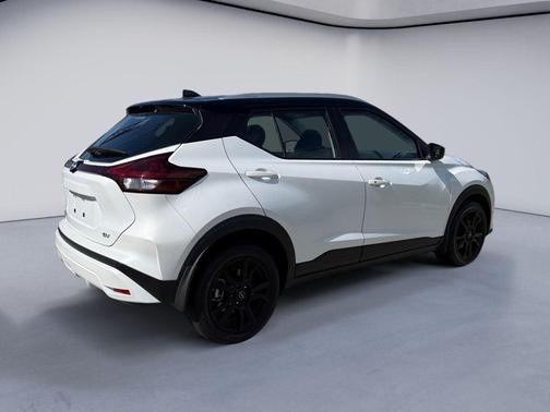 Aspen White / Super Black 2024 Nissan Kicks SV