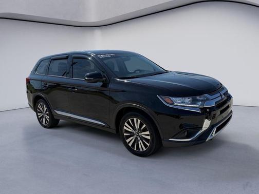 Labrador Black Metallic 2019 Mitsubishi Outlander SE