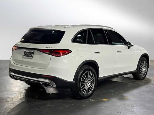 Polar White 2026 Mercedes-Benz GLC 300