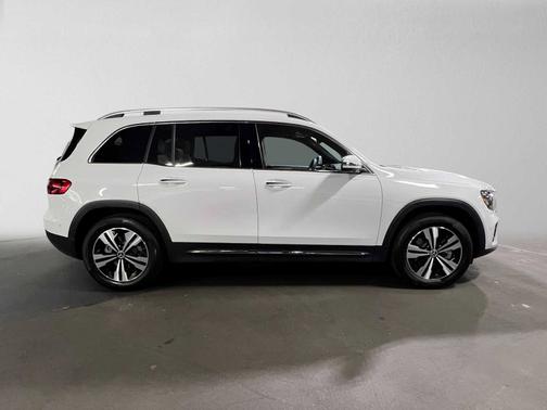Polar White 2026 Mercedes-Benz GLB 250 4MATIC