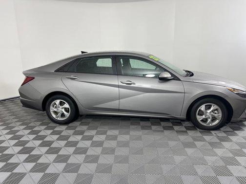 2022 Hyundai ELANTRA SE