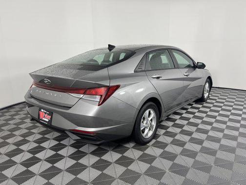 2022 Hyundai ELANTRA SE