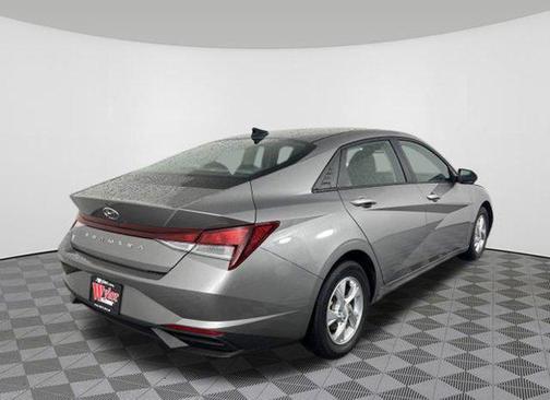 2022 Hyundai ELANTRA SE