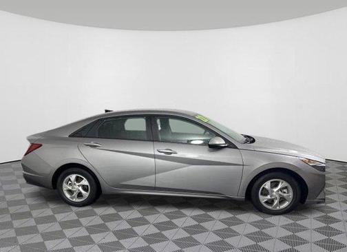 2022 Hyundai ELANTRA SE