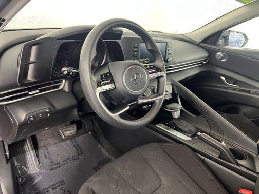 2022 Hyundai ELANTRA SE