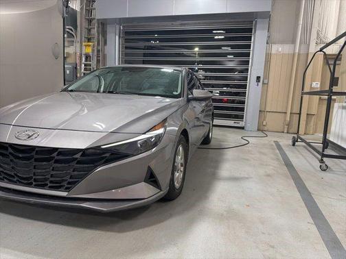 2022 Hyundai ELANTRA SE