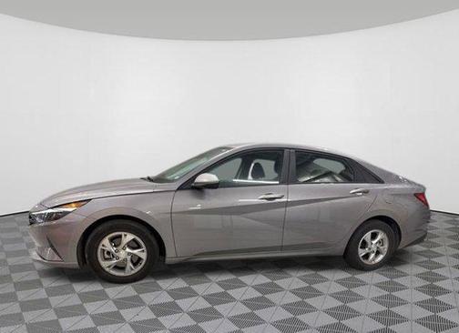 2022 Hyundai ELANTRA SE