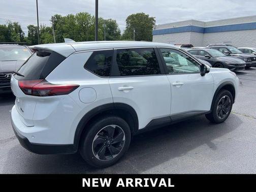 Everest White Pearl 2024 Nissan Rogue SV
