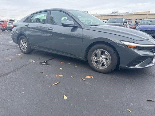 2025 Hyundai ELANTRA SE