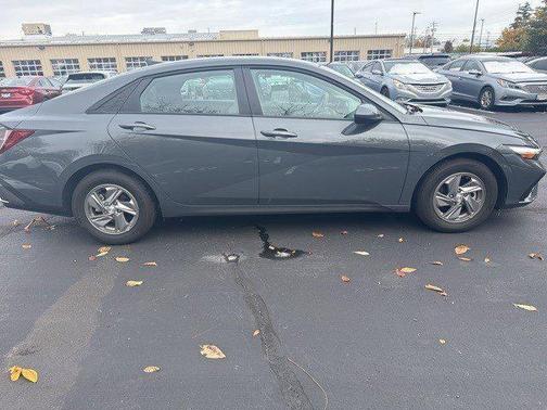 2025 Hyundai ELANTRA SE