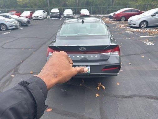 2025 Hyundai ELANTRA SE