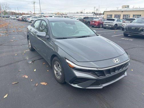 2025 Hyundai ELANTRA SE