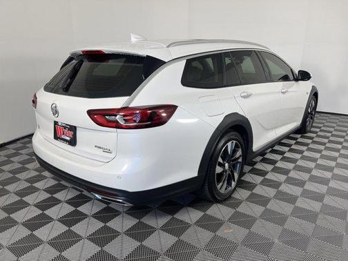2019 Buick Regal TourX AWD Essence