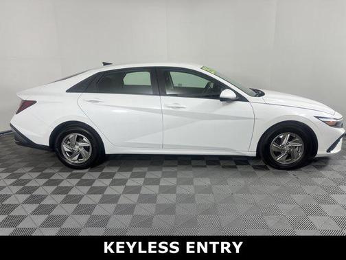 2025 Hyundai ELANTRA SE