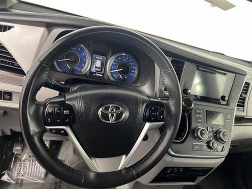 2017 Toyota Sienna XLE