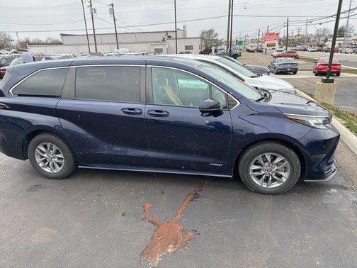 2021 Toyota Sienna LE