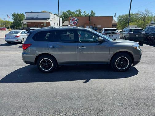 Gun Metallic 2018 Nissan Pathfinder SV