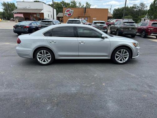 2017 Volkswagen Passat 1.8T SE w/Technology