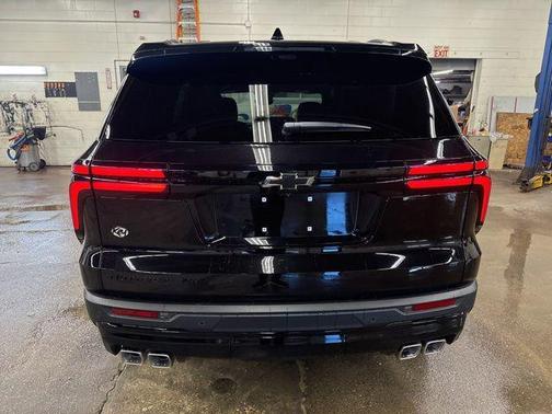 Mosaic Black Metallic 2026 Chevrolet Traverse LT