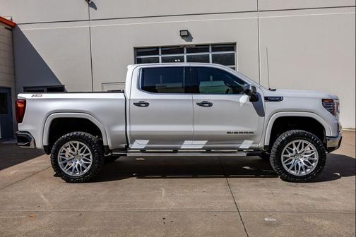 White Frost Tricoat 2024 GMC Sierra 1500 SLT