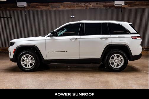 Bright White Clearcoat 2023 Jeep Grand Cherokee Laredo