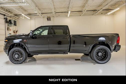 Diamond Black Crystal Pearlcoat 2025 RAM 3500 Limited Crew Cab 4x4 8' Box